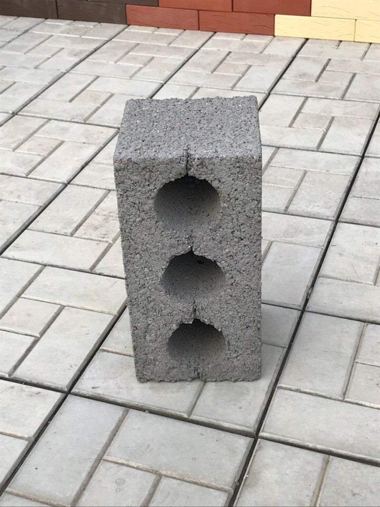 Керамзитобетонный блок стеновой трехпустотный с круглыми пустотами КБС-3ПС19 (390-190-188)